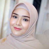 Ia menceritakan tentang sosok Amanda Manopo yang ramah. Saat makeup, tak ada permintaan khusus dari Amanda. Sudah beberapa kali makeupin Manda nggak pernah ada special request, anaknya pasrah banget. Amanda orangnya friendly banget, suka ngobrol dan baik banget sih ya. Pemotretan itu bukan untuk brand Amanda, tapi untuk pemotretan baju muslim, pungkas MUA yang sudah berdiri sejak 2015 itu. Foto: Dok.Instagram @vuvamua.