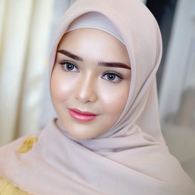 Kali ini Amanda Manopo tampil mengenakan hijab untuk pemotretan brand busana muslim.Foto pemeran Andin Ikatan Cinta ini menarik atensi setelah akun Instagram @vuvamua mengunggah beberapa foto hasil makeup Amanda Manopo yang memakai hijab. Foto: Dok.Instagram @vuvamua.