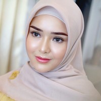 Kali ini Amanda Manopo tampil mengenakan hijab untuk pemotretan brand busana muslim.Foto pemeran Andin Ikatan Cinta ini menarik atensi setelah akun Instagram @vuvamua mengunggah beberapa foto hasil makeup Amanda Manopo yang memakai hijab. Foto: Dok.Instagram @vuvamua.