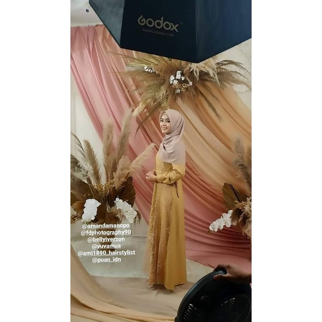 Dalam postingan tersebut, Amanda Manopo mengenakan busana muslim perpaduan lace mustard dan hijab segi empat warna pastel nude dilengkapi inner hijab bahan kaus. Foto: Dok. Instagram @putriani_napu.
