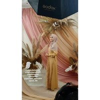 Dalam postingan tersebut, Amanda Manopo mengenakan busana muslim perpaduan lace mustard dan hijab segi empat warna pastel nude dilengkapi inner hijab bahan kaus. Foto: Dok. Instagram @putriani_napu.