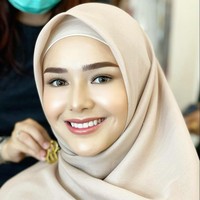 Wolipop menghubungi MUA yang merias Amanda Manopo, Vuva Melianti Susanto. Ia menjelaskan detail polesan Amanda yang berlangsung selama 45 menit. Tema riasan beauty makeup, di mana bagian kulit wajahnya aku buat glowing skin untuk memperlihatkan kulit Amanda yang emang udah bagus banget. Dan bagian mata aku tambahkan satu layer natural eyelashes supaya lebih hidup tapi tidak too much, ungkap Vuva kepada Wolipop, Rabu (14/4/2021). Foto: Dok.Instagram @vuvamua.