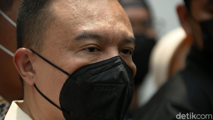 Sejumlah anggota komisi IX DPR RI mendatangi RSPAD Gatot Soebroto. Mereka mengikuti pengambilan darah untuk diproses menjadi vaksin nusantara.