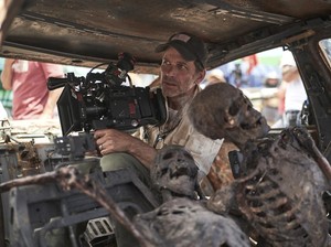 Zack Snyder Anti Ada Kursi di Lokasi Syuting