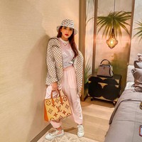 Ashanty pun tak absen dari acara yang digelar baru-baru ini. Ibu tiri Aurel Hermansyah itu bersolek dengan busana bergaya sporty dalam nuansa pastel yang dibungkus coat putih motif monogram dan bucket hat senada. Tak ketinggalan tote bag LV dan sneakers.  (Foto: Instagram)