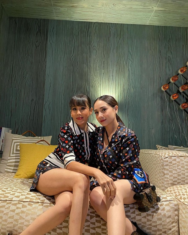 Sosialita sekaligus direktur program Bakti Budaya Djarum Foundation juga eksis di acara tersebut. Kombinasi blus kasual dengan celana pendek senada menemani penampilannya. (Foto: Instagram)