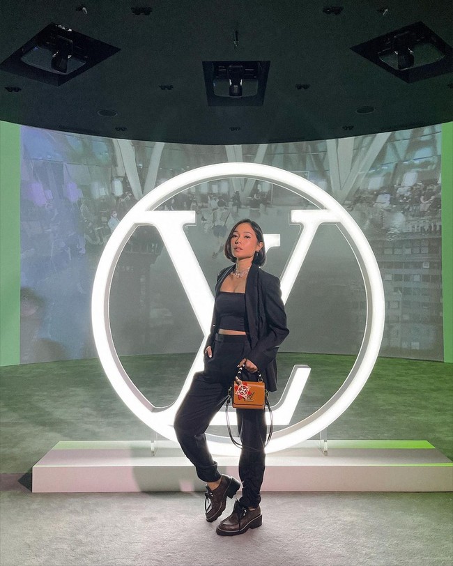 Gaya edgy dalam balutan busana serba hitam menjadi pilihan influencer fashion Ayla Dimitri. Ia memadukannya dengan handbag coklat LV yang kontras. (Foto: Instagram)