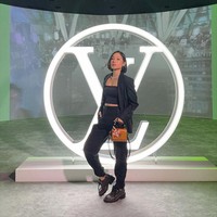 Gaya edgy dalam balutan busana serba hitam menjadi pilihan influencer fashion Ayla Dimitri. Ia memadukannya dengan handbag coklat LV yang kontras. (Foto: Instagram)