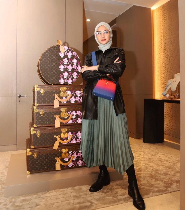 Hijabers sekaligus selebgram Inda Nada Puspita juga hadir. Ia bersolek dengan atasan hitam dan rok lipit nan feminin, berikut tas ombre sebagai statement. (Foto: Instagram/@indahnadapuspita)