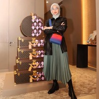 Hijabers sekaligus selebgram Inda Nada Puspita juga hadir. Ia bersolek dengan atasan hitam dan rok lipit nan feminin, berikut tas ombre sebagai statement. (Foto: Instagram/@indahnadapuspita)