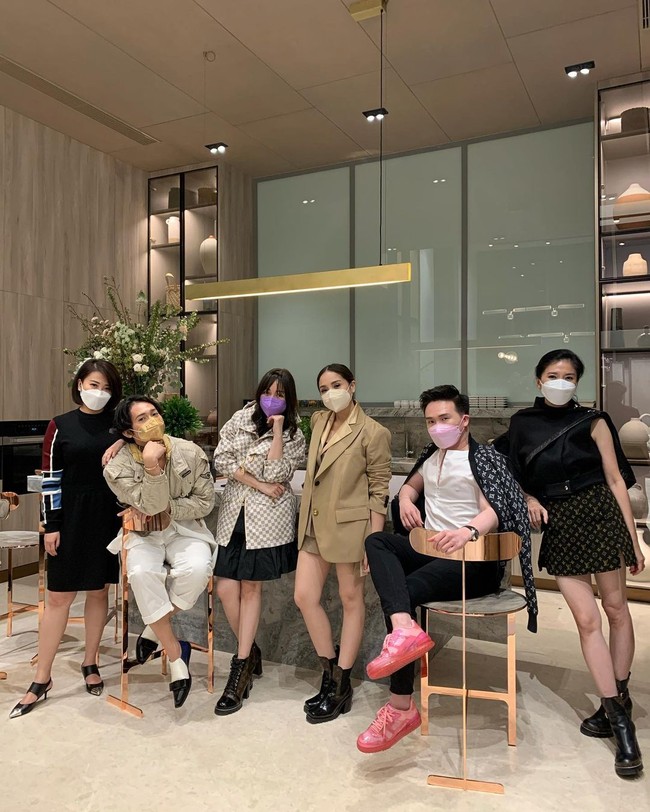 Tak hanya satu, Nagita Slavina muncul dengan dua look. Berikutnya, oversized blazer coklat dengan tampilan pantless menjadi andalan. (Foto: Instagram)