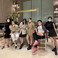 Tak hanya satu, Nagita Slavina muncul dengan dua look. Berikutnya, oversized blazer coklat dengan tampilan pantless menjadi andalan. (Foto: Instagram)