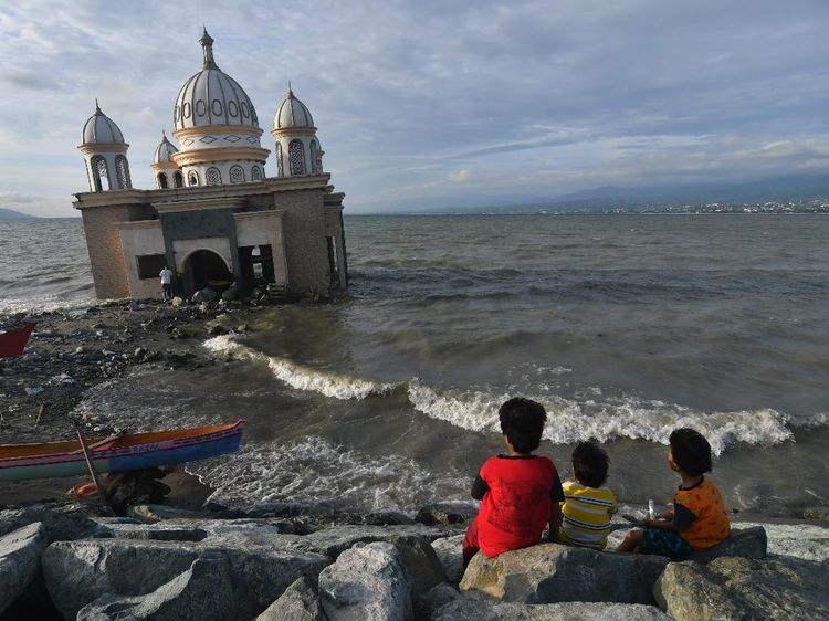 Asik Ngabuburit di Masjid Bekas Tsunami
