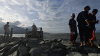 Pantai Teluk Palu menjadi salah satu tempat ngabuburit masyarakat setempat di bulan Ramadhan sembari menikmati pemandangan sore.  