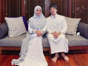 Tampil Berhijab, Momen Langka Aurel Hermansyah Video Call Bareng Mertua