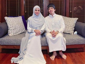 Tampil Berhijab, Momen Langka Aurel Hermansyah Video Call Bareng Mertua