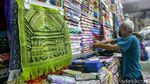 Bangkitnya Penjualan Sajadah di Pasar Tanah Abang