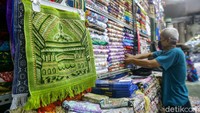Meski begitu, penjualan saat awal Ramadhan seperti ini mulai banyak diburu.