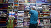 Berbagai macam jenis bahan Sajadah tersedia di toko ini seperti Bludru, Tipis dan Karpet. 
