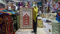 Biasanya sajadah dari Turki dengan bahan Bludru paling banyak dicari oleh masyarakat.
