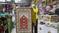 Dalam satu hari, Firi mengaku bisa menjual lebih dari 50 sajadah.