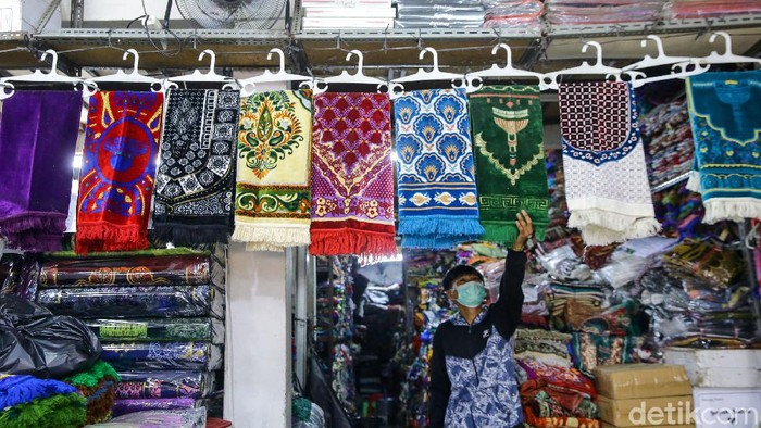 Bangkitnya Penjualan Sajadah di Pasar Tanah Abang Menjelang dan saat bulan Ramadhan seperti ini penjualan sajadah mulai tumbuh. Salah satunya di kawasan Pasar Tanah Abang, Jakarta.