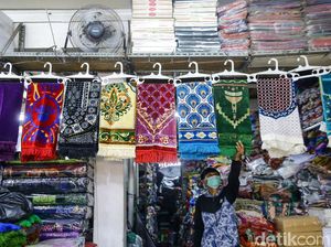 Bangkitnya Penjualan Sajadah di Pasar Tanah Abang