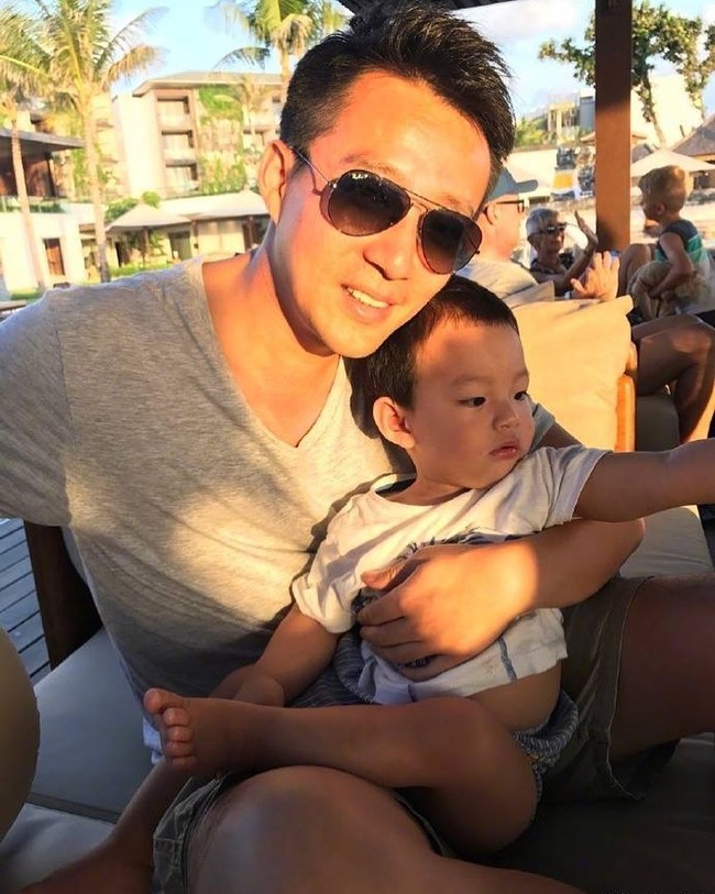 Pengusaha perhotelan itu pun dikenal sebagai family man yang tidak bisa jauh dari keluarga. Wang pernah terjebak lockdown dan tidak bisa pulang. Dia mengungkapkan kesedihannya di media sosial Weibo dengan mengatakan rindu pada istri dan anaknya. Foto: Instagram