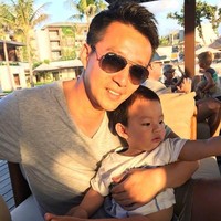 Pengusaha perhotelan itu pun dikenal sebagai family man yang tidak bisa jauh dari keluarga. Wang pernah terjebak lockdown dan tidak bisa pulang. Dia mengungkapkan kesedihannya di media sosial Weibo dengan mengatakan rindu pada istri dan anaknya. Foto: Instagram