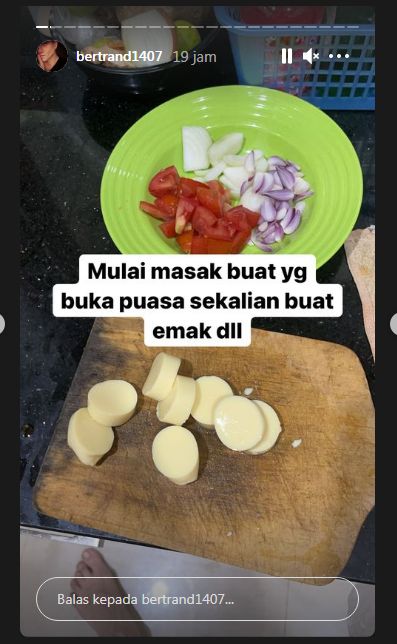 Bertoleransi, Bertrand Antolin Ikut Siapkan Makanan Buka Puasa ART-nya