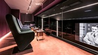 Untuk yang bosan menonton dalam kamar ada pula bioskop yang bisa dinikmati bersama di Hotel Paradiso.