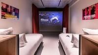 Kamar di Hotel Paradiso juga bisa diubah menjadi ruangan untuk kamu pecinta game dengan PS5. Ditambah lagi akses tak terbatas ke Playstation Store.