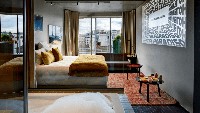 Setiap kamar di Hotel Paradiso memiliki proyektor layar minimal 2,5 meter dan suara surround 3D.