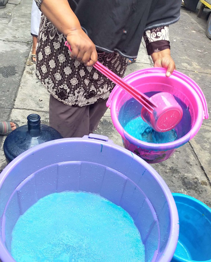 Buka puasa nikmatnya ditemani sajian minuman manis dan menyegarkan. Salah satunya, minuman yang sedang viral di Surabaya, yakni es permen karet.