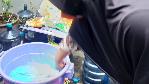Buka puasa nikmatnya ditemani sajian minuman manis dan menyegarkan. Salah satunya, minuman yang sedang viral di Surabaya, yakni es permen karet.