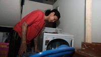 Di samping pengajian, kegiatan seperti laundry juga tetap berjalan.