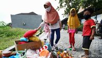 Anak-anak Solo Sumbang Mainan Untuk Korban Banjir Di NTT