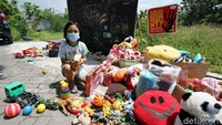 Mainan itu mulai dari boneka hingga mobil-mobilan.