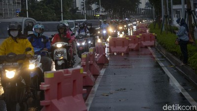 Duh Pembatas Jalur Sepeda di Jalan Sudirman Berantakan