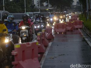 Duh Pembatas Jalur Sepeda di Jalan Sudirman Berantakan