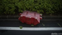 Petugas PPSU yang tengah melintas langsung sigap merapikan pembatas jalur sepeda.