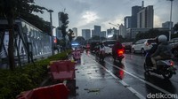 Kondisi pembatas jalur sepeda yang berantakan mengganggu para pengguna jalan.