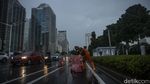 Duh Pembatas Jalur Sepeda di Jalan Sudirman Berantakan