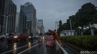 Petugas PPSU Gelora merapikan pembatas jalur sepeda di jalan Jendral Sudirman, Jakarta, Rabu (14/4/2021). 