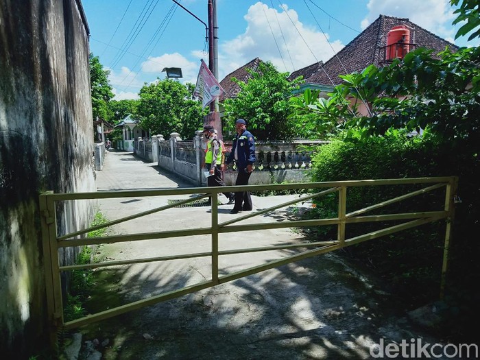 Dusun Ngadegan, Desa Pandes Kecamatan Wedi, Klaten lockdown gegara belasan orang kena Corona dan seorang di antaranya meninggal dunia, Rabu (14/4/2021).