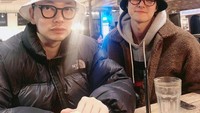 Gong Myung juga beberapa kali membagikan kebersamaan bersama sang adik. Salah satunya ketika sedang berada di sebuah restoran untuk merayakan tahun baru. Foto: Instagram@0myung_0526