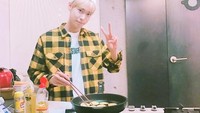 Adik Gong Myung, Doyoung, ternyata juga cukup pandai memasak. Gong Myung membagikan momen saat adiknya memasak untuknya dengan unggahan foto di akun instagramnya. Foto: Instagram@0myung_0526