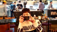 Gong Myung juga seringkali membagikan fotonya saat makan. Salah satunya sebuah foto di restoran dengan meja yang penuh hidangan. Foto: Instagram@0myung_0526
