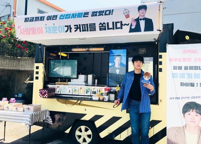 Pose Keren Gong Myun Saat di Depan Food Truck hingga Nongkrong di Resto