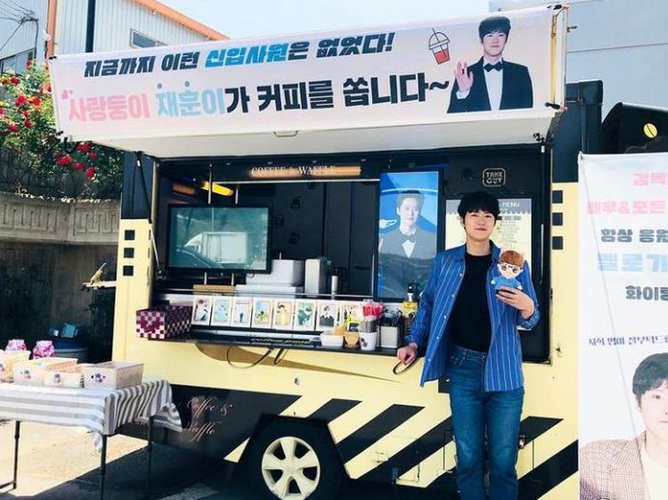 Pose Keren Gong Myung Saat di Depan Food Truck hingga Nongkrong di Resto